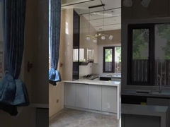 Утонченный и функциональный кухонный шкаф с звездно-серой отделкой